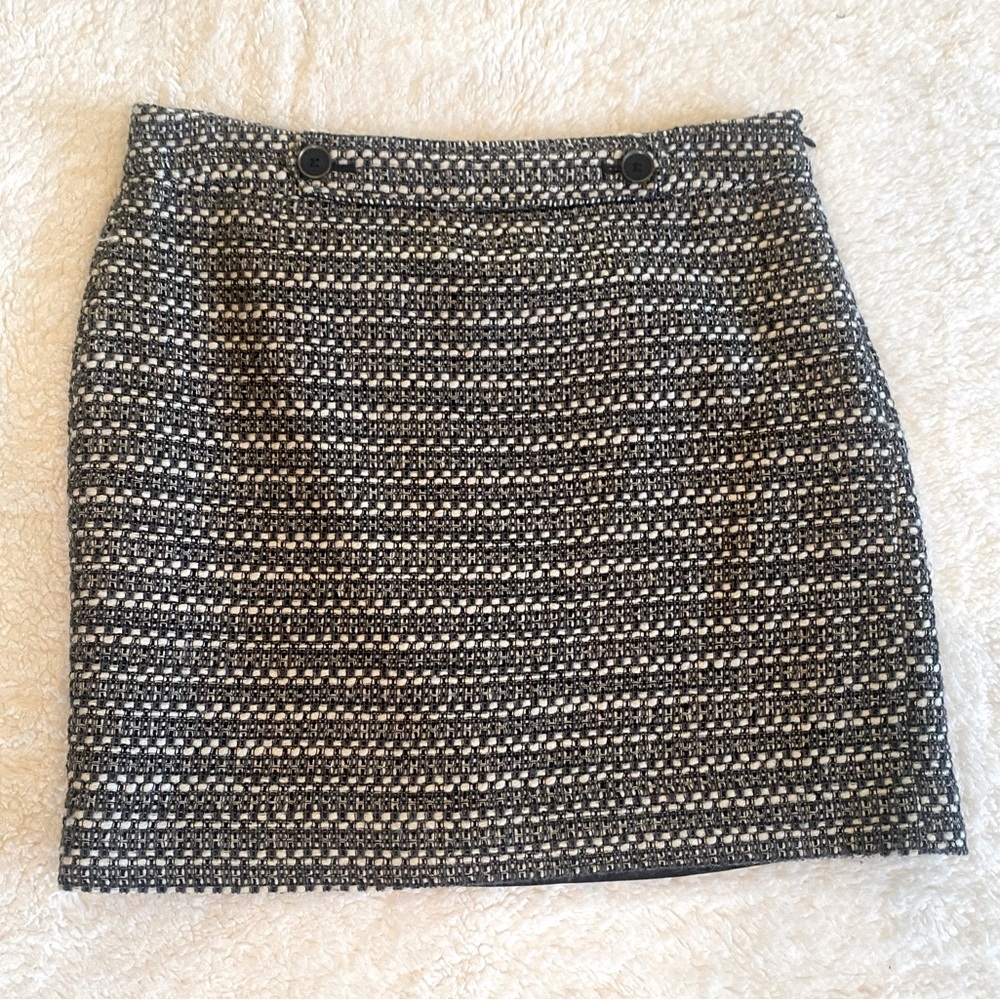 Loft-lined black print mini skirt, size 6.